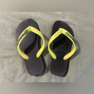 Havaianas flip flops size 33-34. Like new.
